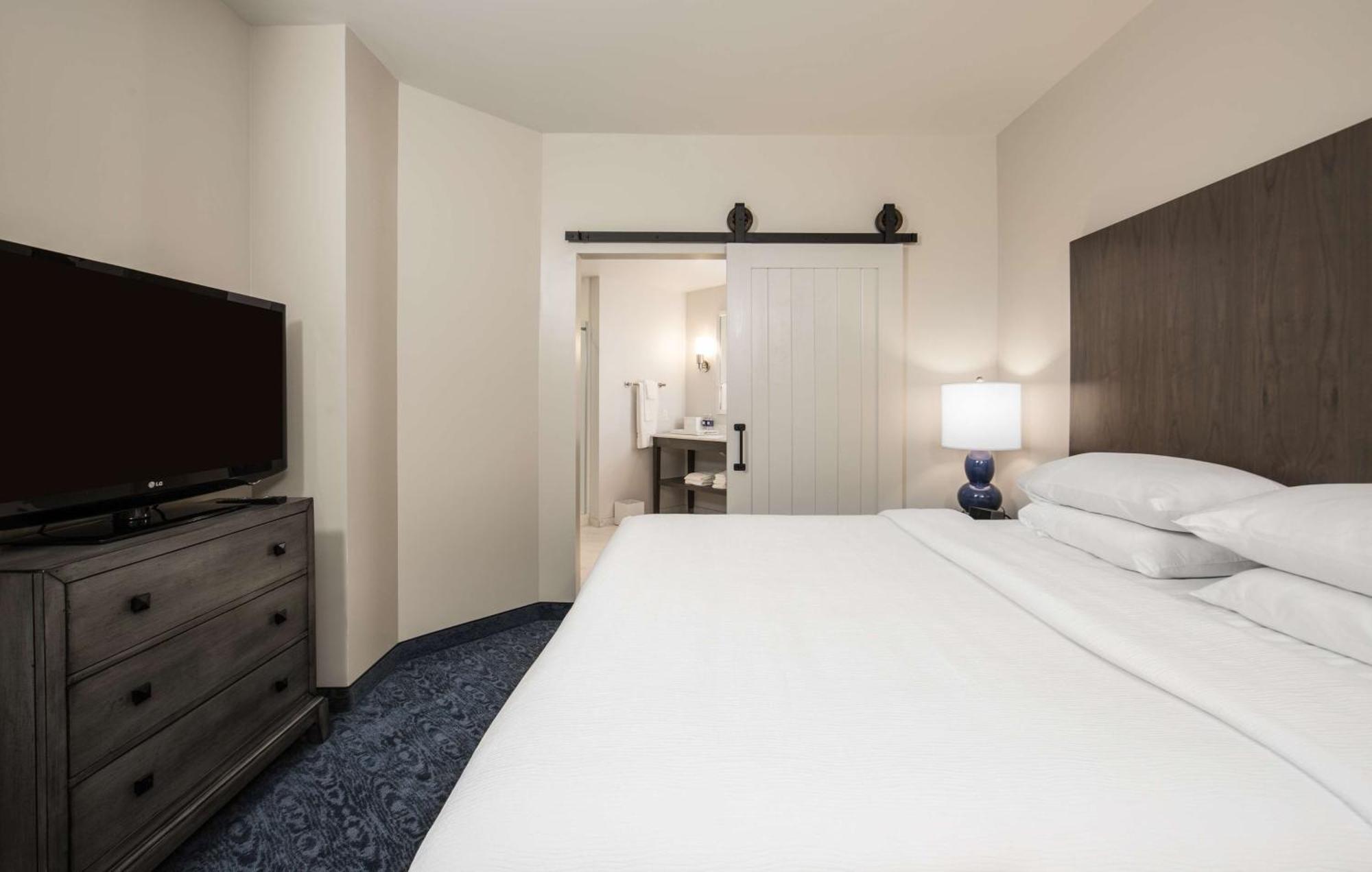 Hotel Renovo Des Moines Urbandale,Tapestry Collection Hilton Ngoại thất bức ảnh